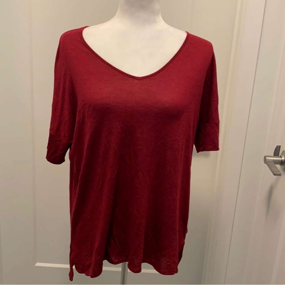🌺 THE LIMITED Wine V-Neck Short Sleeve Top - Size M